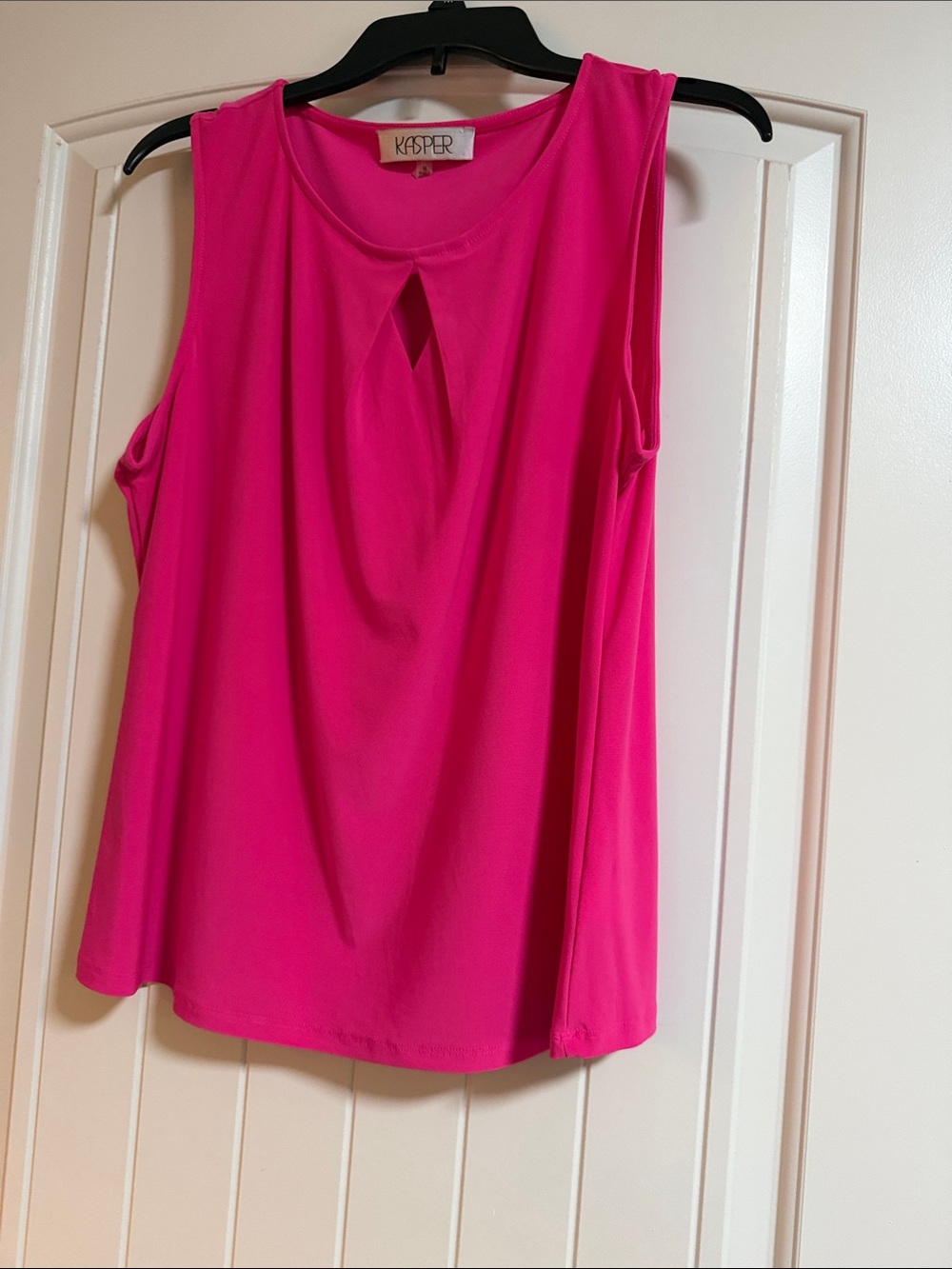 Kasper Sleeveless Keyhole Camisole in Bright Pink